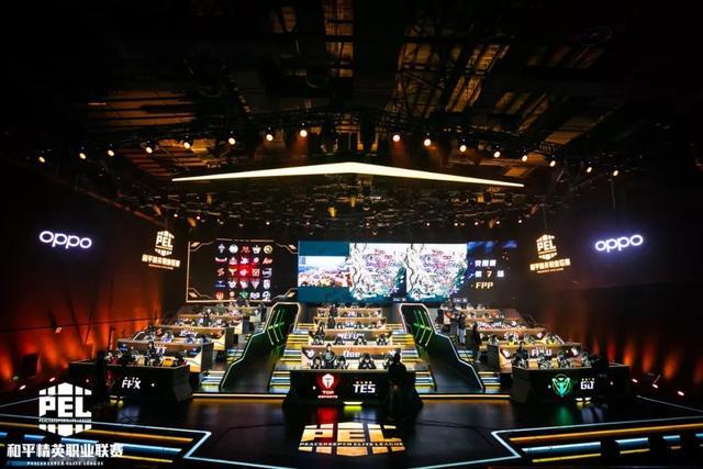 随着社交媒 随着社交媒